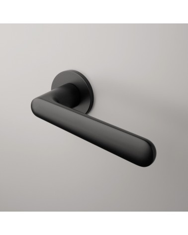Maniglia per porta nero opaco ARIA design montata su una porta