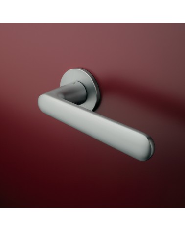 Maniglia per porta in cromo satinato ARIA design montata su una porta