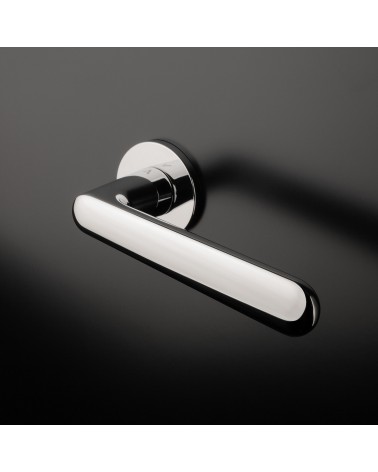 Maniglia per porta in cromo lucido ARIA design montata su una porta