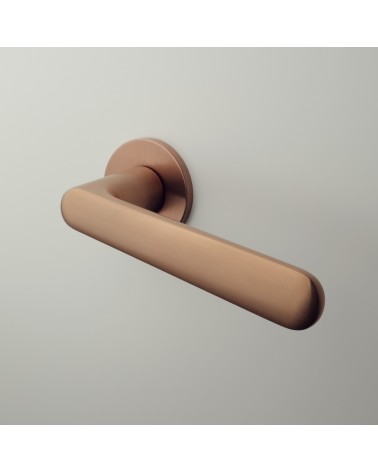 Maniglia per porta in rame ARIA maniglia di design montata su una porta