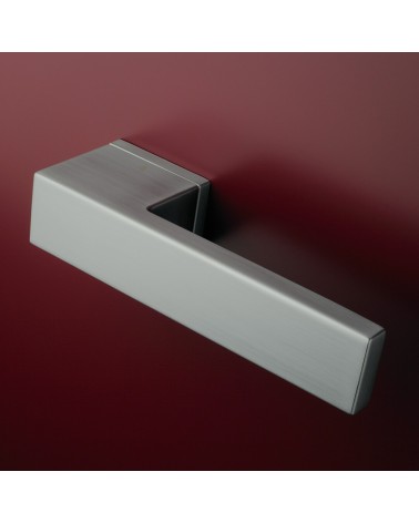 Maniglia di porta cromo satinato CARLINA maniglia design montata su una porta