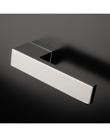 Maniglia per porta cromo lucido CARLINA ferramenta design montata su una porta