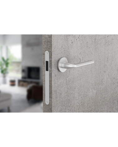 Maniglia per porta cromo satinato Scandi slim ferramenta di design montata su una porta