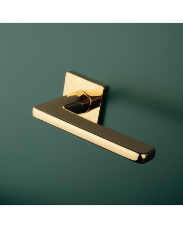 Maniglia per porta oro lucido SETIA maniglia di design montata su una porta