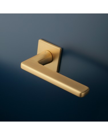 Maniglia per porta oro opaco SETIA maniglia design montata su una porta