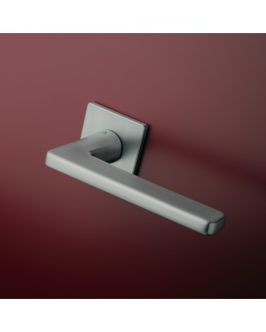 Maniglia per porta SETIA cromo satinato maniglia design montata su una porta