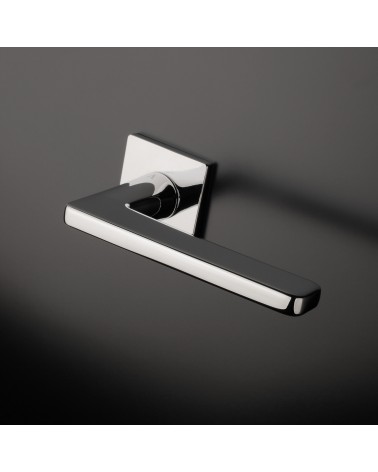 Maniglia per porta cromo lucido SETIA maniglia design montata su una porta