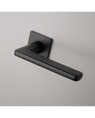 Maniglia per porta nera SETIA maniglia di design montata su una porta