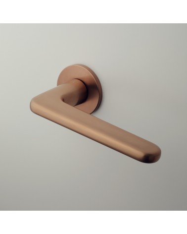 Maniglia porta rame LIRA maniglia design montata su una porta