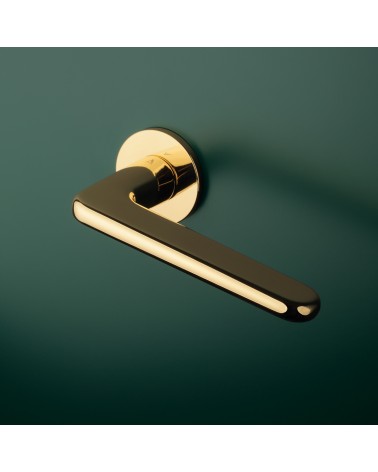 Maniglia per porta oro lucido LIRA design montata su una porta