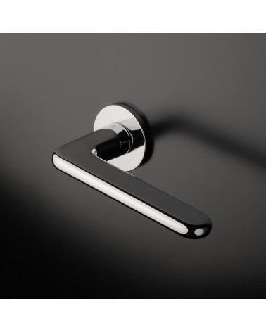 Maniglia porta cromo lucido LIRA design montata su una porta