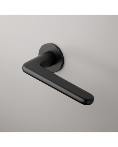 Maniglia per porta nera LIRA maniglia design montata su una porta