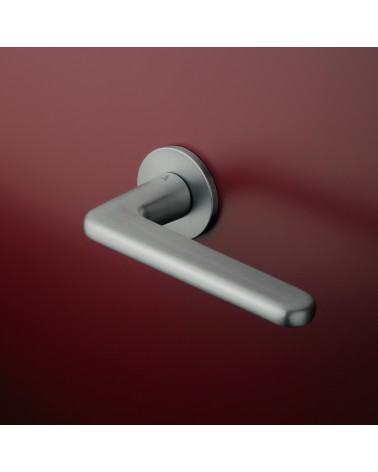 Maniglia per porta cromo satinato LIRA maniglia design montata su una porta