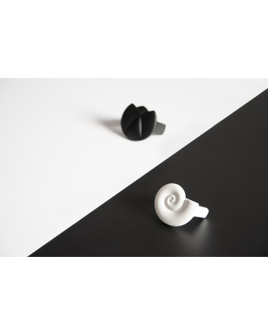 Maniglia per mobile CALDO maniglia design disposta su uno sfondo bicolore
