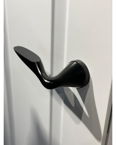 Maniglia per porta nera DOUCE maniglia design vista dall'alto inclinata montata su una porta