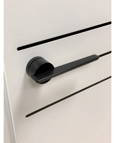 Maniglia porta nera JUMELLE design vista dall'alto inclinata montata su una porta