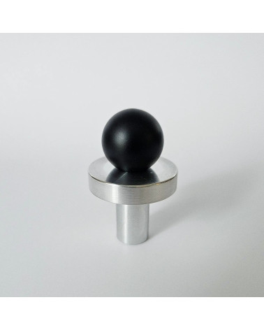 Pomello per mobile nero/cromo lucidato POLA design vista frontale leggermente inclinata