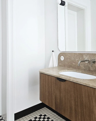 Pomello per mobile nero/cromo lucidato POLA design installato in un bagno