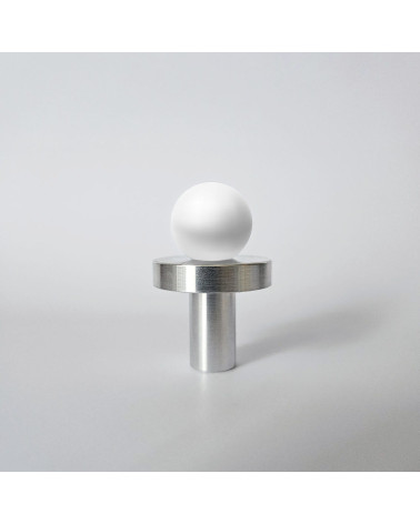 Pomello per mobile in ottone POLA WHITE design vista frontale su sfondo grigio