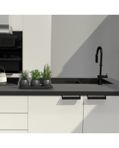 Maniglia per mobile nero opaco PRATO-2 maniglia design montata su un mobile da cucina