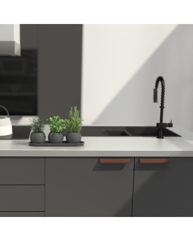 Maniglia per mobile rame antico PRATO-2 maniglia design montata su un mobile da cucina