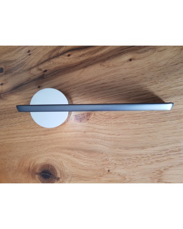 Maniglia per porta bicolore JUMELLE design vista frontale posata su una placca