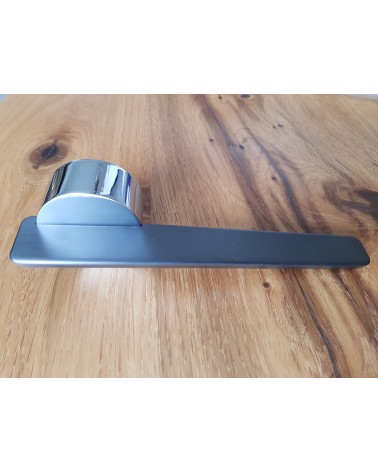 Maniglia per porta bicolore JUMELLE maniglia design vista laterale posata su una placca