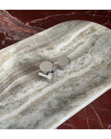 Pomello per mobile in cromo lucido NENA maniglia design posata su una superficie in marmo