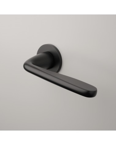 Maniglia per porta nera HIACYNTA maniglia design montata su una porta