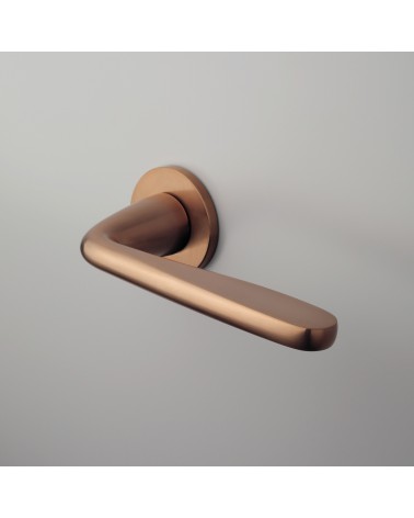 Maniglia per porta in rame HIACYNTA design montata su una porta