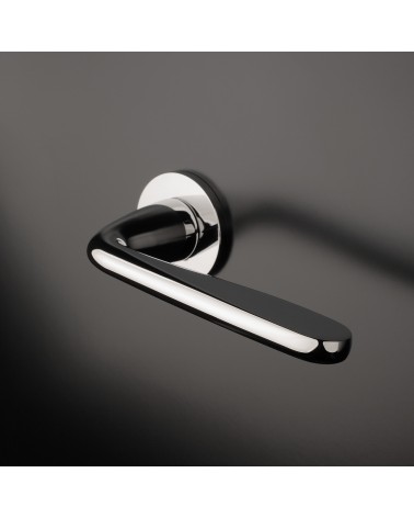 Maniglia per porta cromo lucido HIACYNTA design montata su una porta