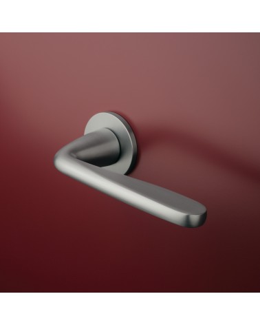 Maniglia per porta cromo satinato HIACYNTA maniglia design montata su una porta