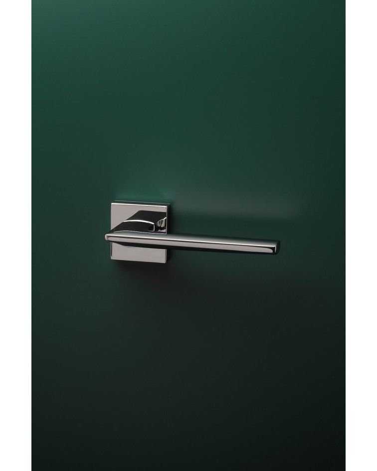 Maniglia per porta cromata lucida LUNARIA maniglia design montata su una porta
