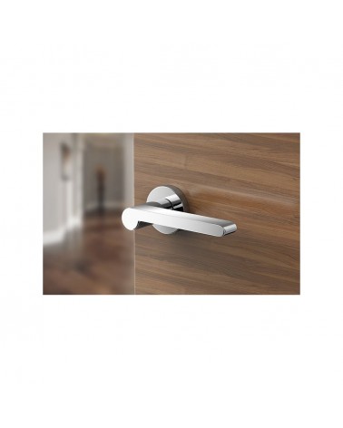 Maniglia per porta cromata lucida Pandora maniglia design vista frontale montata su una porta