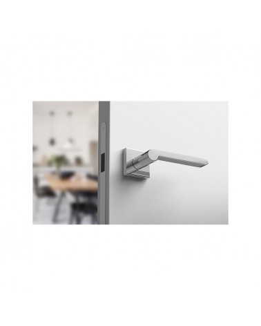 Maniglia per porta cromo lucido Pandora ferramenta design vista laterale montata su una porta