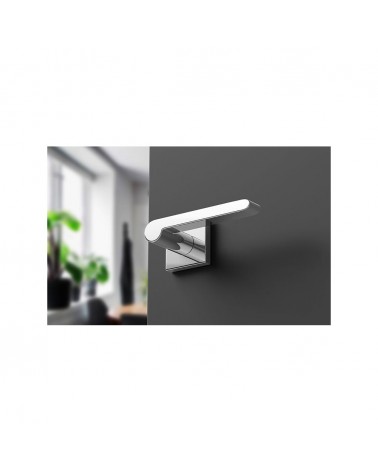 Maniglia per porta cromo lucido Pandora ferramenta design vista dal basso montata su una porta