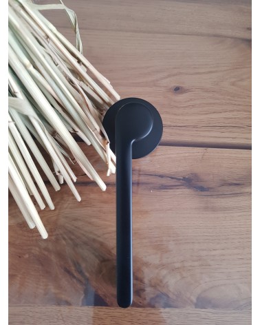 Maniglia per porta nera Pandora maniglia design vista di profilo posata su una placca