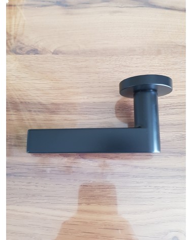 Maniglia per porta nera Pandora maniglia design vista di lato posata su una placca