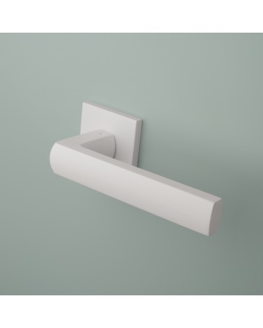 Maniglia per porta bianca HOSTA ferramenta design montata su una porta
