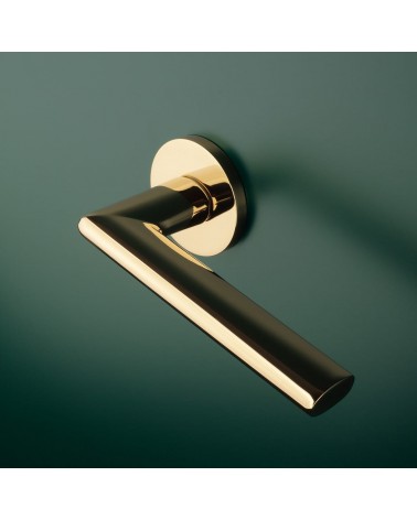Maniglia per porta oro lucido KALMIA maniglia design montata su una porta