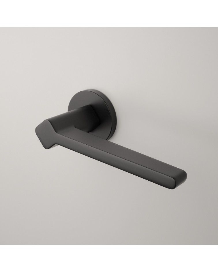 Maniglia per porta nera NINFEA ferramenta design montata su una porta