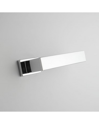 Maniglia per porta cromata lucida PINA maniglia design vista dal basso inclinata montata su una porta
