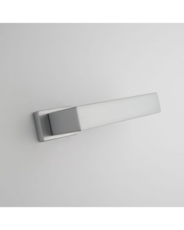 Maniglia per porta cromo satinato PINA design vista dal basso inclinata montata su una porta