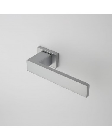 Maniglia per porta cromo satinato PINA maniglia design vista dall'alto inclinata montata su una porta