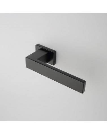 Maniglia per porta nera PINA maniglia design vista dall'alto inclinata montata su una porta