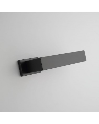 Maniglia per porta nera PINA maniglia design vista dal basso inclinata montata su una porta