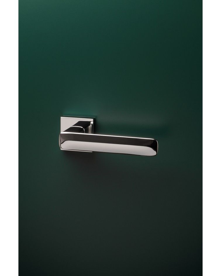 Maniglia per porta STELLA cromata lucida design montata su una porta