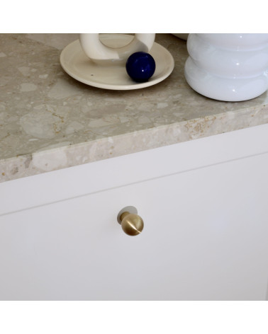Pomolo per mobile in ottone Boule design montato su un mobile