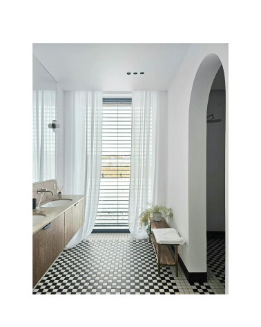 Maniglia per mobile in ottone KARLA BLACK design installata su un mobile