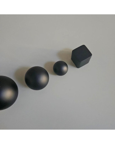 Pomolo per mobile in ottone ODETE BLACK design vista dall'alto allineati in diagonale